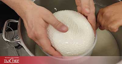 Corso di cucina sulla produzione del formaggio fai da te.