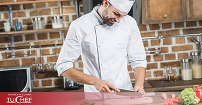 Gli usi in cucina e il corso dell'aglio in camicia per iniziare a cucinare come un vero chef.